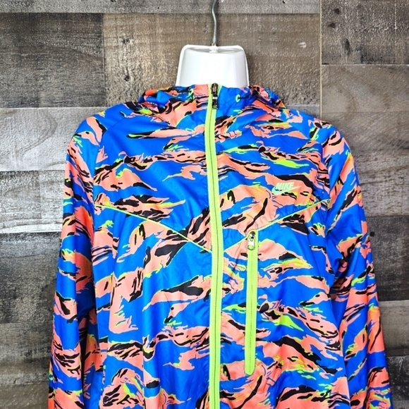 NIKE Women's Packable Camouflage Trail Running Jacket - Picture 3 of 7